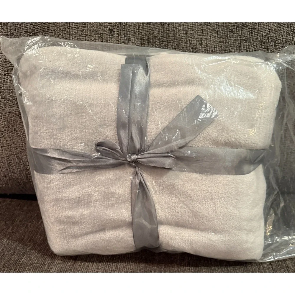 Large Throw 55 x 80 Light Gray  Blanket Soft Cozy Warm Couch Sofa NEW